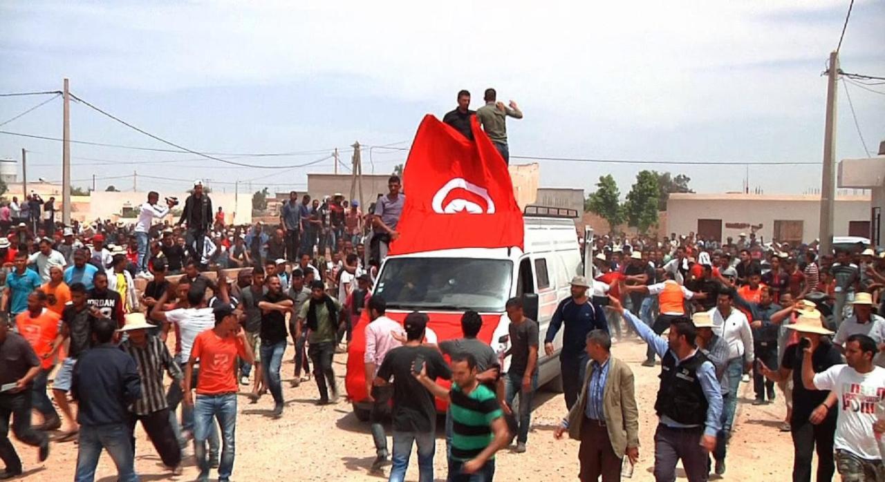 احتجاجات توقف إنتاج النفط والغاز بولايتين جنوبي تونس