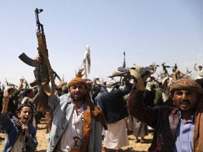 الحوثيون يعطلون وزارة الداخلية والقاعدة تسيطر على طرق رئيسية