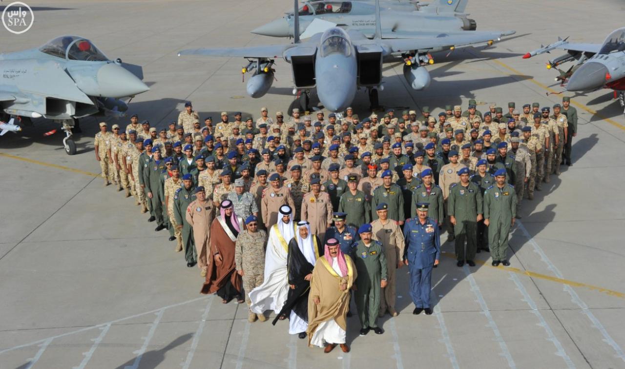 ملك البحرين يتفقد قوات بلاده المشاركة في "عاصفة الحزم"