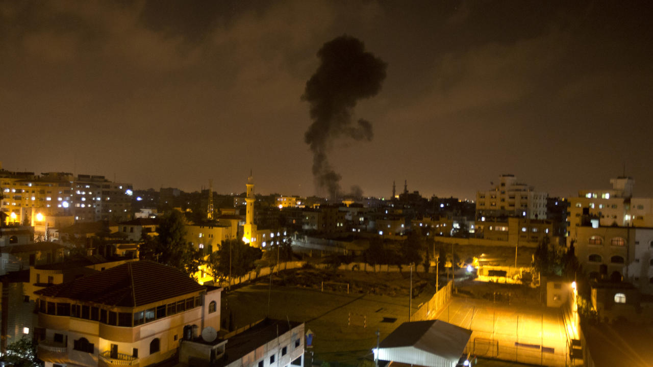 مقاتلات إسرائيلية تقصف غزة وصواريخ على المستوطنات القريبة