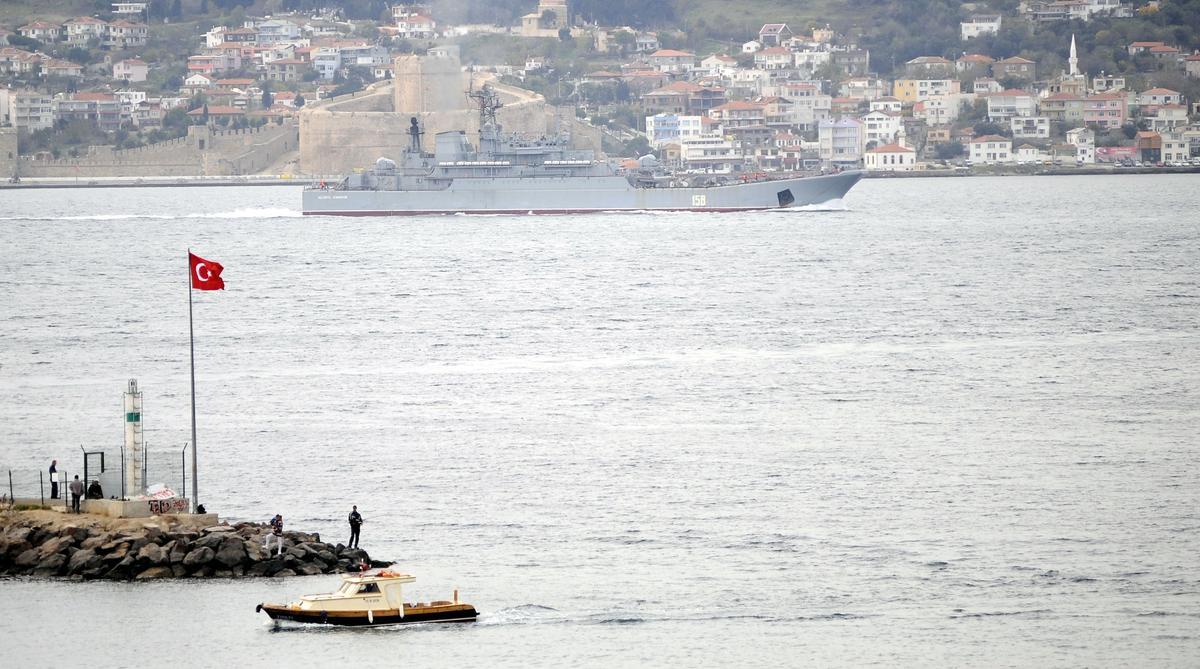 سفن حربية روسية تعبر مضيق "الدردنيل" التركي نحو إيجة