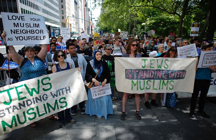 مسيرات ضد الشريعة الإسلامية في عشرات المدن الأمريكية