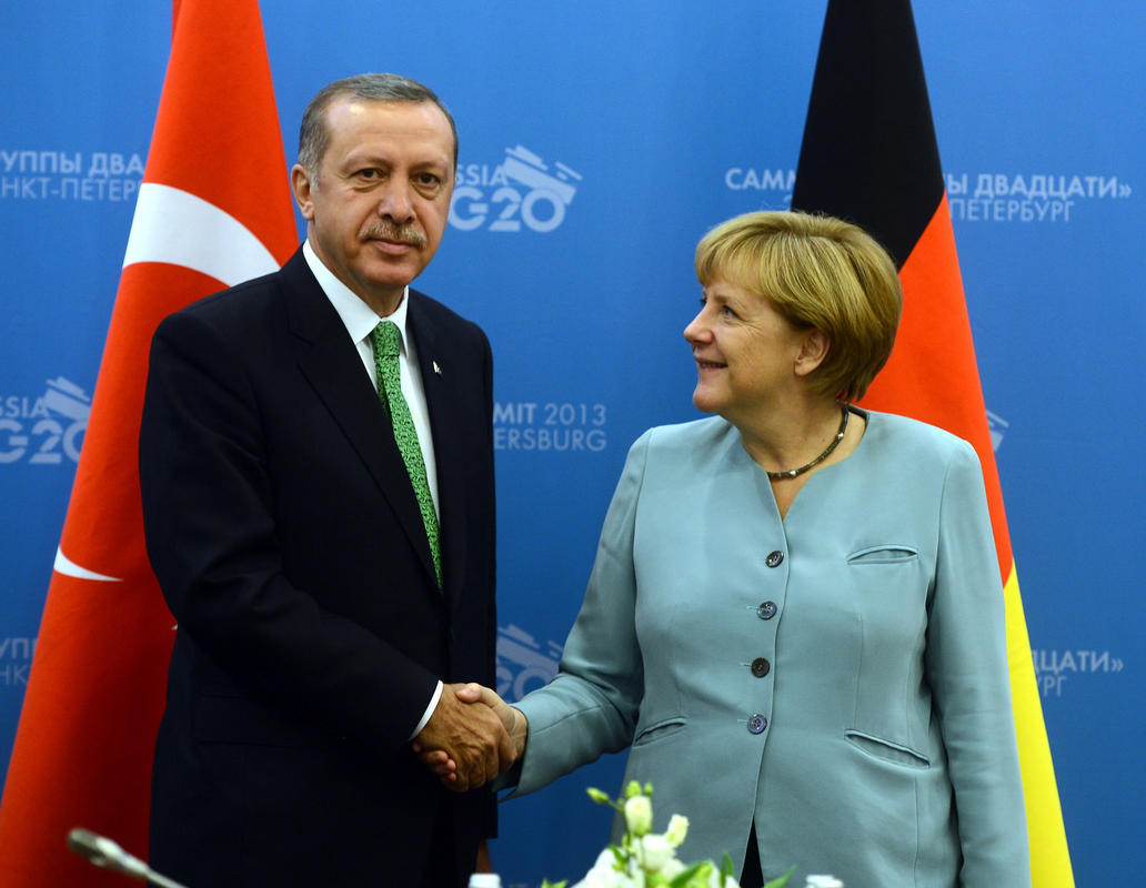 ميركل: على أوروبا تقاسم أعباء تركيا باستقبال مليوني لاجئ