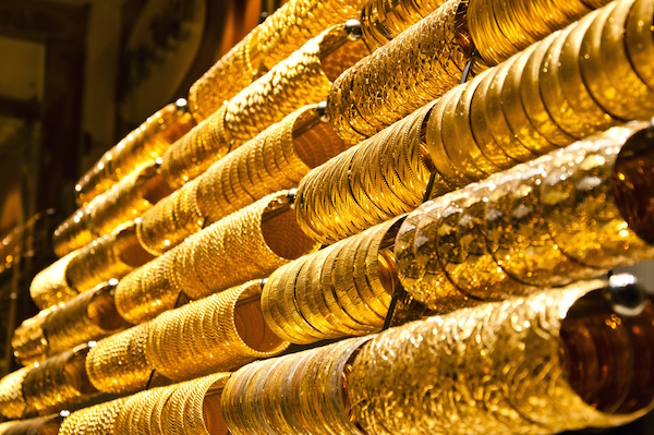 الذهب يصعد لأعلى مستوى في أسبوع بفعل الدولار ومخاوف أمنية