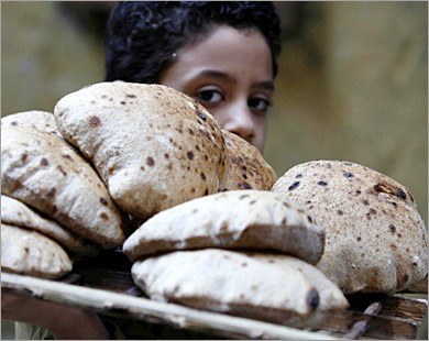مصر تبحث رفع الدعم عن الخبز