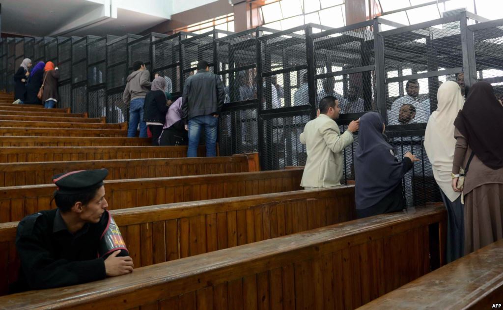 محكمة مصرية تقضي بالسجن المؤبد لـ 22 معارضًا
