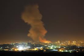 إسرائيل تشن غارات جوية على غزة وتسحب مفاوضيها من القاهرة 