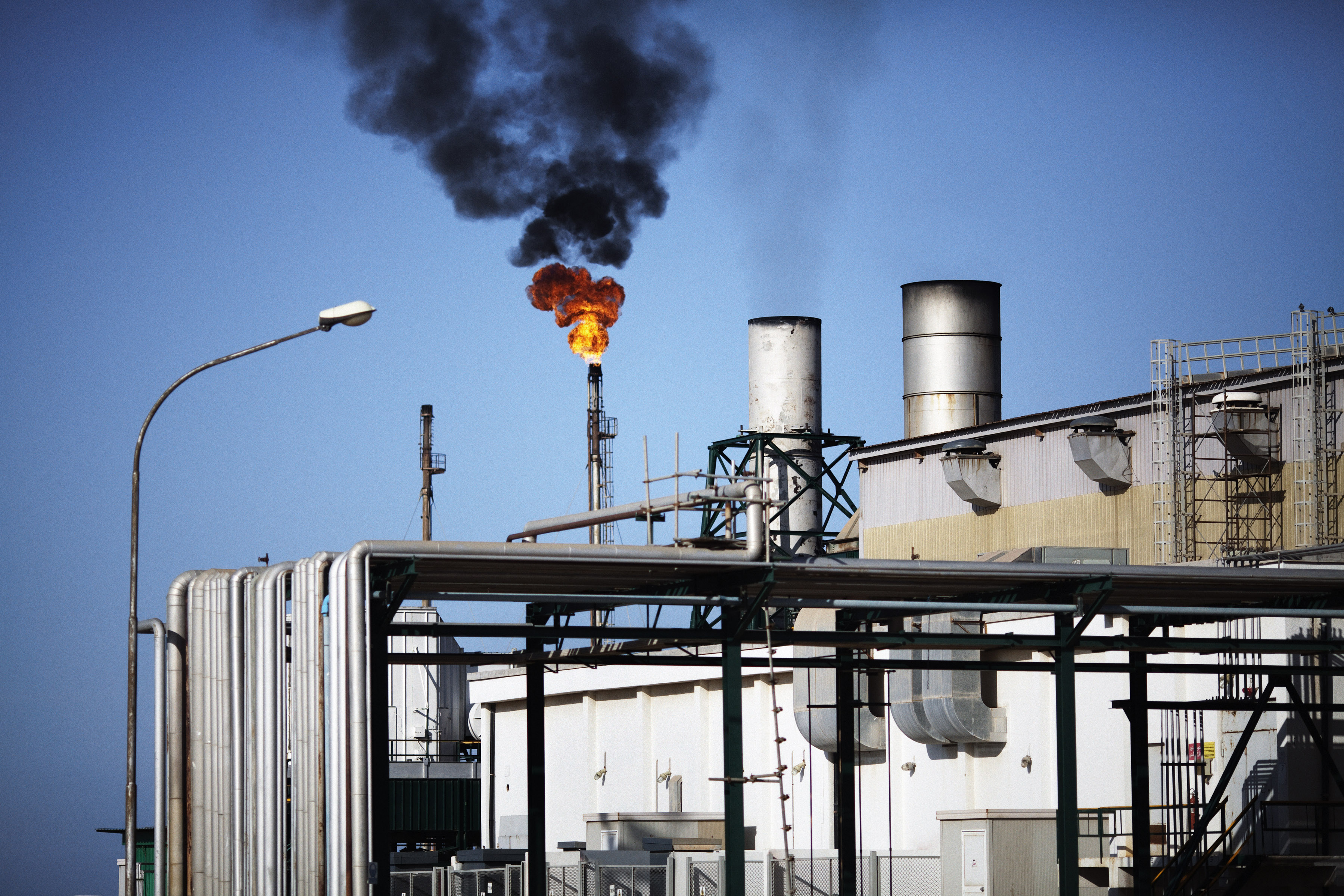 الإمارات ستخفض انتاجها النفطي بأكثر من 139 ألف برميل في مارس وأبريل
