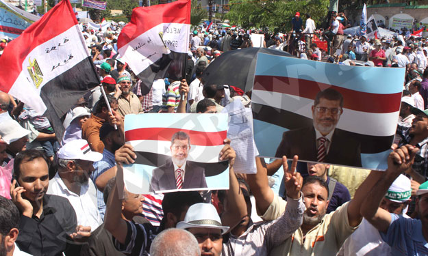 لوموند": استمرار عزل "الإخوان" سيفاقم الانقسام الشعبي في مصر