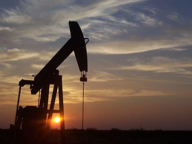 النفط ينخفض بفعل ارتفاع الإنتاج الأمريكي
