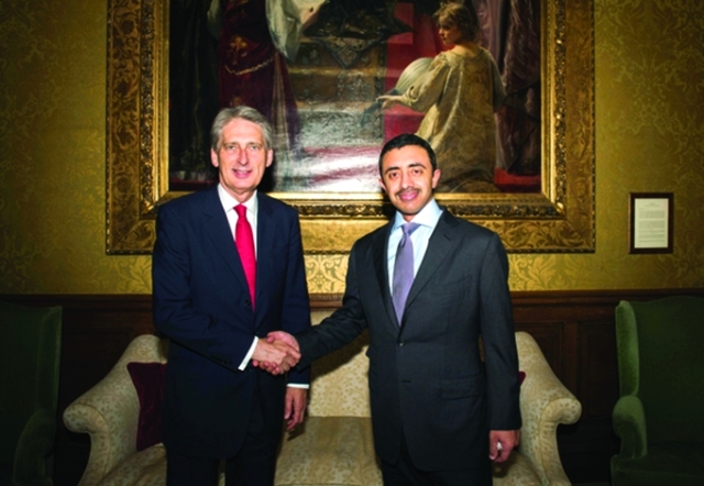عبد الله بن زايد يبحث تعزيز العلاقات مع المسؤولين البريطانيين