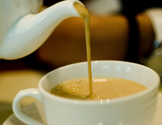 5 فوائد صحية لشرب الشاي مع الحليب.. تعرف عليها