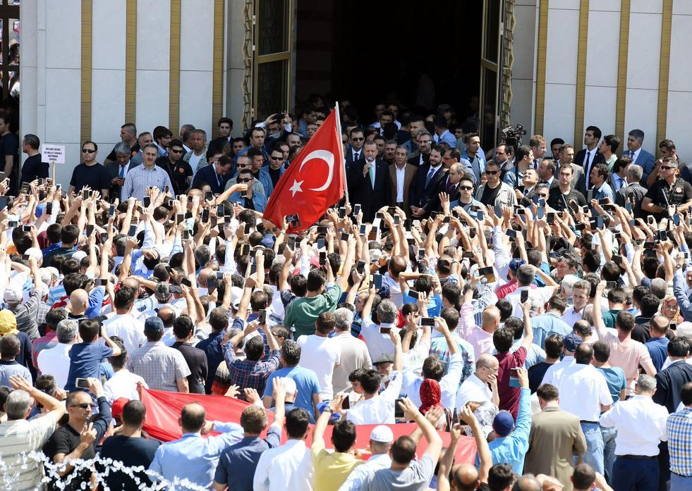 أردوغان يدعو شعبه للبقاء في الميادين حتى إشعار آخر