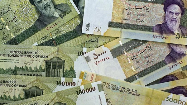 السلطات الإيرانية تعتقل الصرافين جراء انهيار العملة المحلية