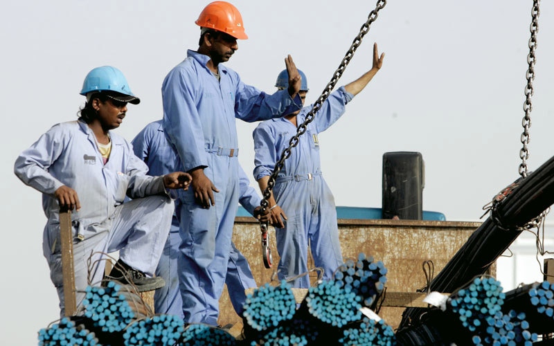 «الموارد البشرية والتوطين»: نصف العمالة المسجلة بالدولة تعمل في دبي
