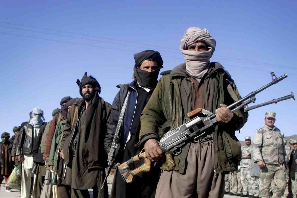طالبان تتبنى مقتل 8 أفغان من رجال أمن بقاعدة أمريكية
