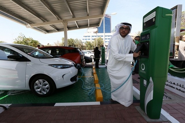 استخدام السيارات الكهربائية في الإمارات للتحول للطاقة المتجددة