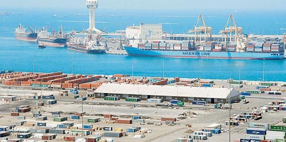 توقف حركة الملاحة في ميناء جدة بسبب الأحوال الجوية