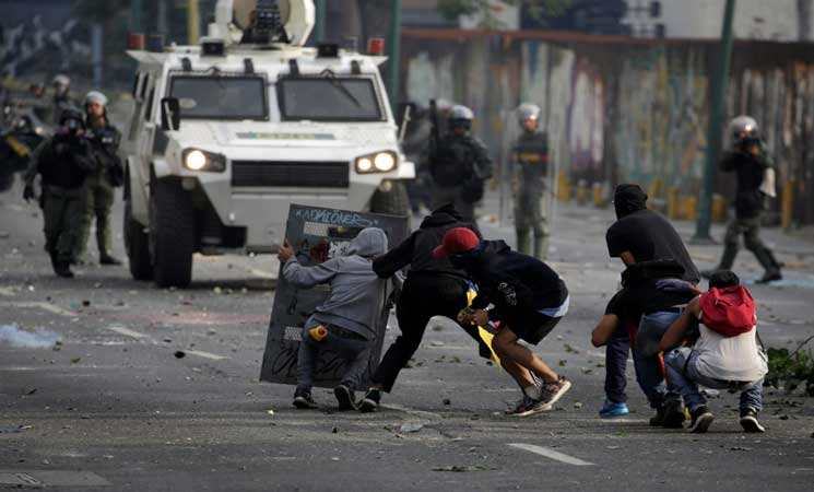 واشنطن "قلقة" من الوضع في فنزويلا وتنفي اتهامات بتدبير انقلاب