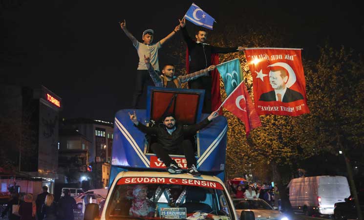 الاتحاد الأوروبي يحض تركيا على السعي إلى “توافق وطني” بعد الاستفتاء