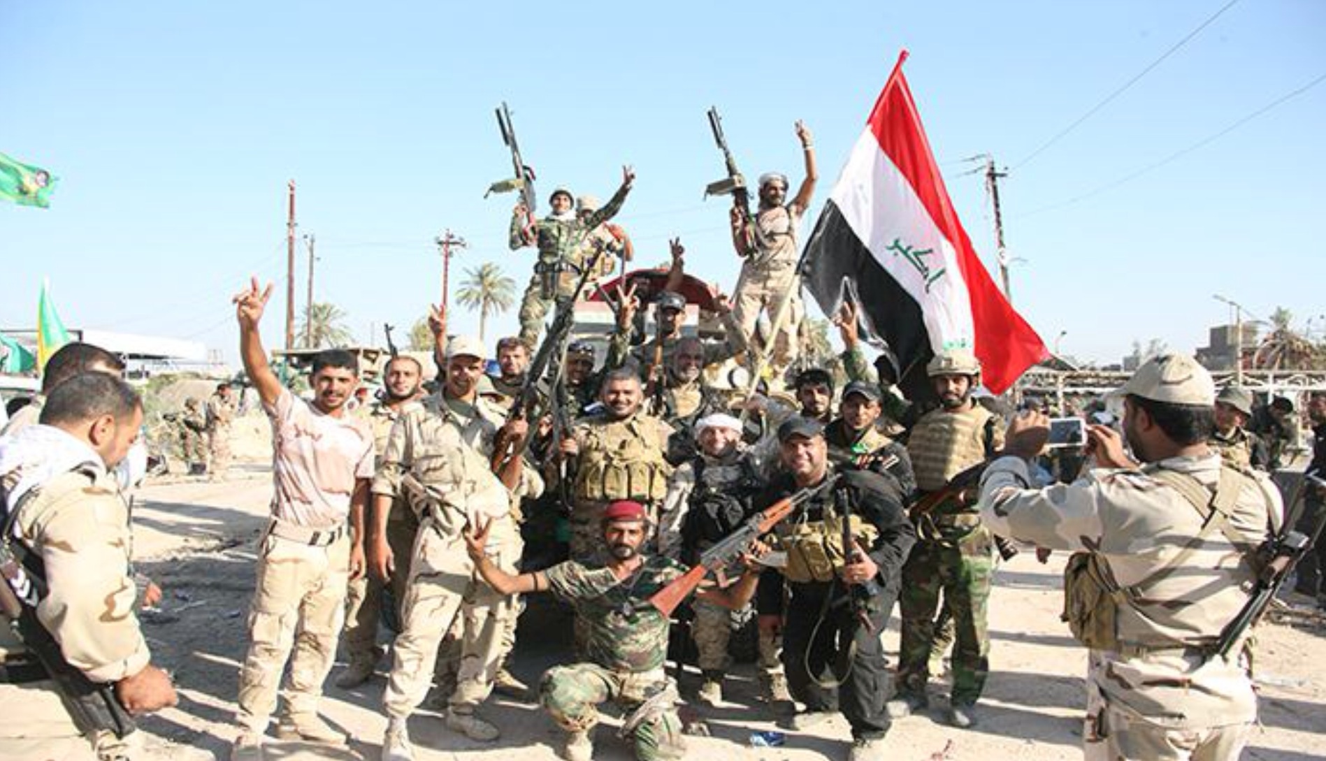 العراق يضم قوات "الحشد الشعبي" رسميا إلى الجيش