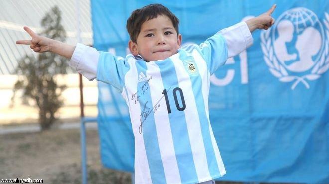 قميص بتوقيع ميسي يحقق حلم طفل أفغاني