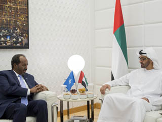 محمد بن زايد يجتمع بالرئيس الصومالي في أبوظبي