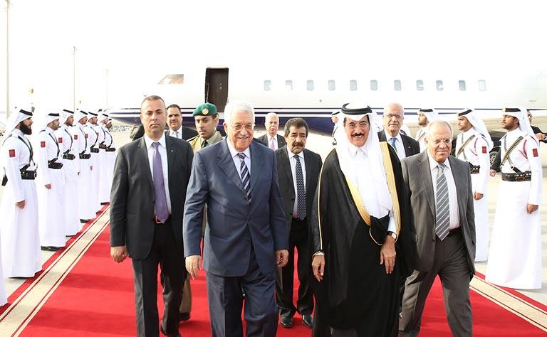 أمير قطر وعباس يبحثان بالدوحة تطورات الأوضاع في فلسطين