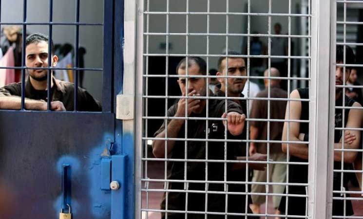 المعتقلون الفلسطينيون في سجون إسرائيل يبدأون إضرابا مفتوحا عن الطعام