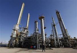 فاينشنال تايمز: انخفاض أسعار النفط يذكر دول الخليج بمطالب الإصلاح 