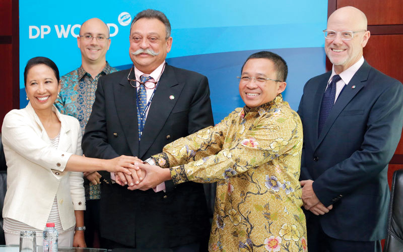 «موانئ دبي العالمية» توقع اتفاقاً لتطوير ميناءين في إندونيسيا