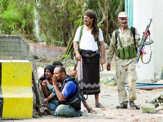 قرقاش يدعو المتمردين الحوثيين "للمراجعة"